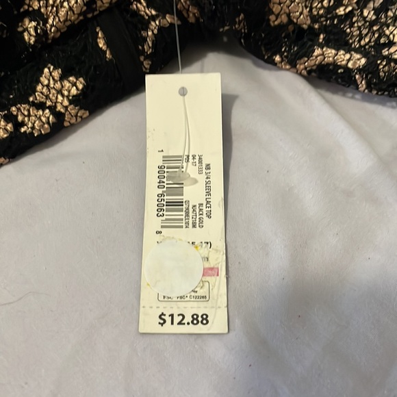 Ladies 3/4 sleeve lace top - Picture 5 of 8